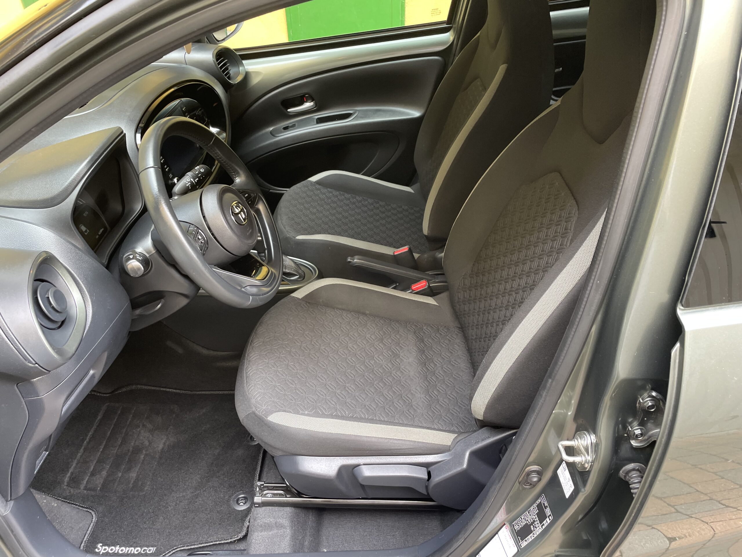 TOYOTA AYGO X 1.0 TREND AIR 72cv s-cvt - immagine 17