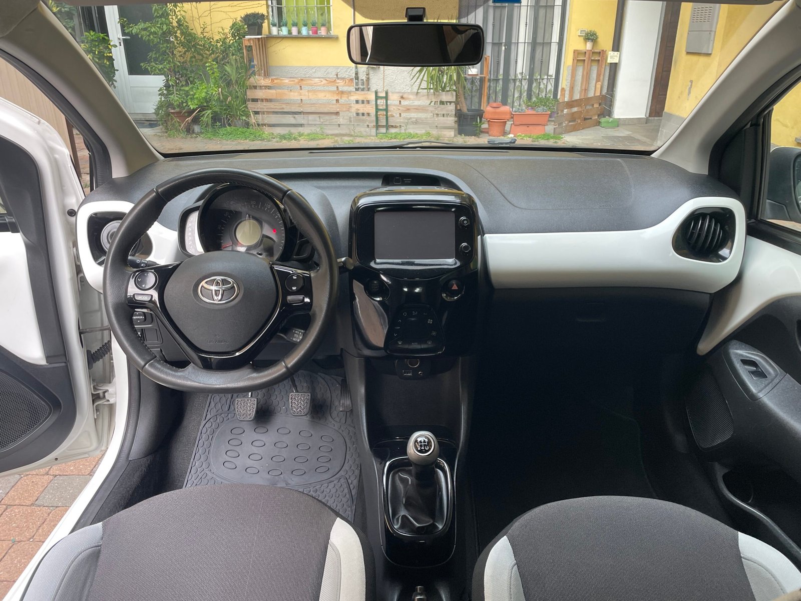 TOYOTA AYGO 1.0 X-PLAY - immagine 11