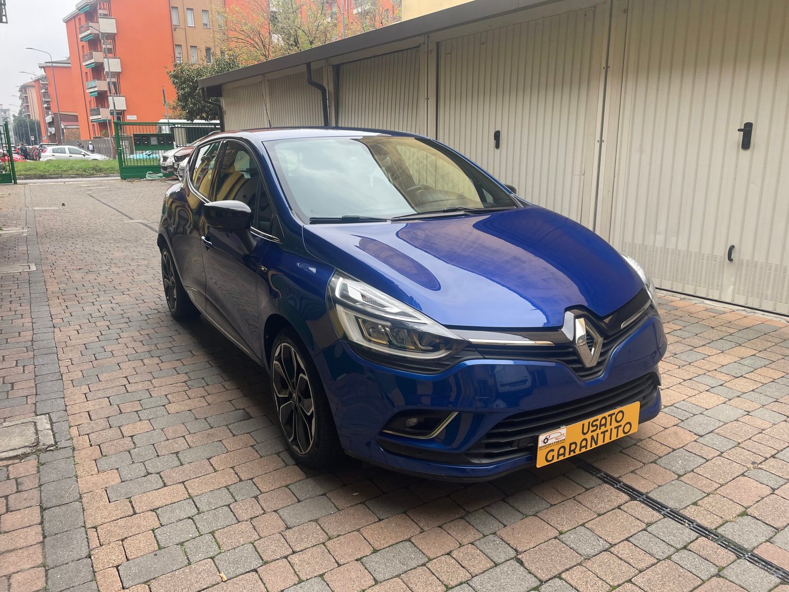 RENAULT CLIO 0.9 TCE MOSCHINO INTENS 90CV - immagine 3