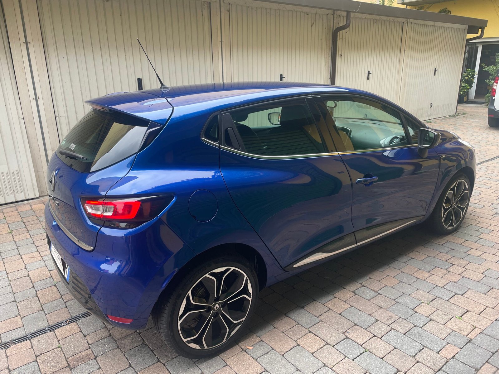 RENAULT CLIO 0.9 TCE MOSCHINO INTENS 90CV - immagine 16